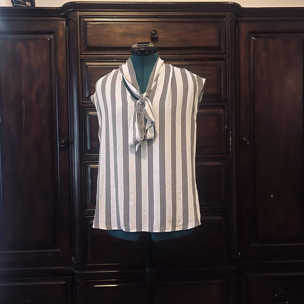 NY&CO Sleeveless Black and White Pussybow Blouse
